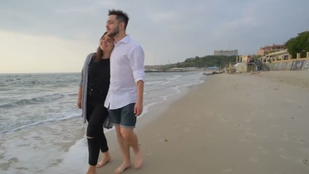 沙滩上散步的年轻快乐夫妇 — 图库视频影像