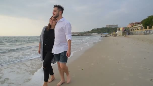 Jeune Couple Heureux Marchant Sur Plage — Video