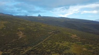 Kenya dağlarında güzel vadi hava görünümünü. Kenya Dağı Milli Parkı dron görüntüleri
