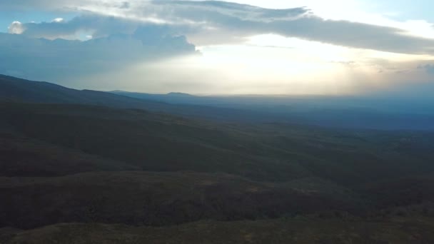 Αεροφωτογραφία Του Όμορφη Κοιλάδα Στα Βουνά Στην Κένυα Κηφήνας Πλάνα — Αρχείο Βίντεο