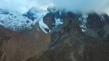 bulutlar Peaks'e Kenya dağı havadan görüntüleri