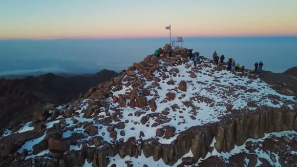 Εναέρια Άποψη Του Unrecognizible Ορειβάτες Στη Σύνοδο Κορυφής Της Κένυας — Αρχείο Βίντεο