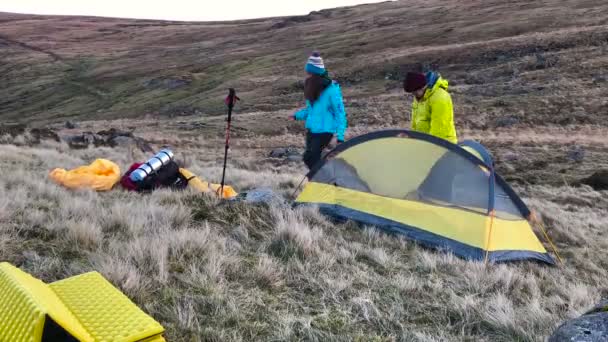 Timelapse Jeunes Randonneurs Couple Plantant Une Tente Dans Les Montagnes — Video