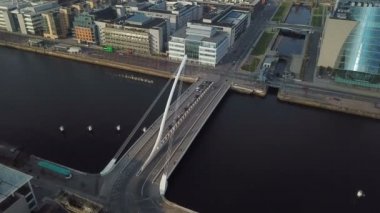 Samuel Beckett Bridge Dublin, İrlanda için havadan görünümü.