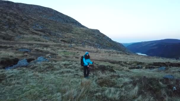 Luftaufnahme Einer Wanderin Mit Einem Rucksack Die Der Nähe Des — Stockvideo