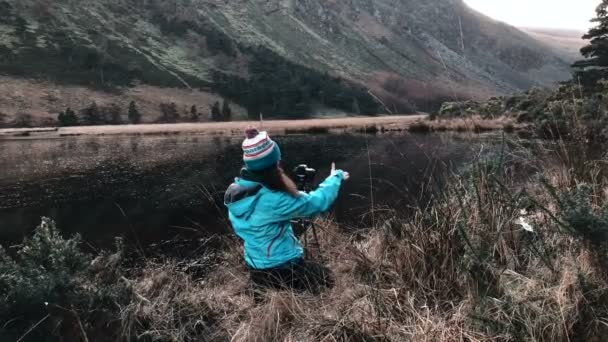 Fotógrafo Mulher Tirar Fotos Perto Lago Nas Montanhas — Vídeo de Stock