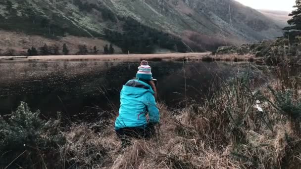 Dağlar Göle Yakın Çekim Kadın Fotoğrafçı — Stok video