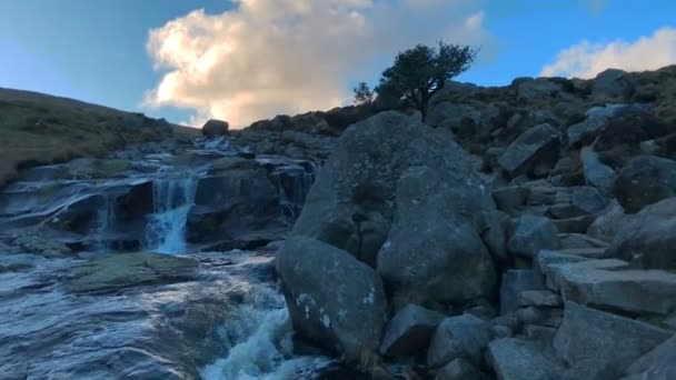 Όμορφο Τοπίο Στα Βουνά Της Επαρχίας Γουίκλοου Κατά Ηλιοβασίλεμα Glendalough — Αρχείο Βίντεο