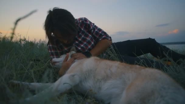 Masculino Brincando Com Siberiano Husky Cão Perto Lago Crepúsculo — Vídeo de Stock