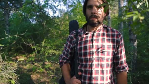 Homme Avec Guitare Marche Dans Forêt — Video