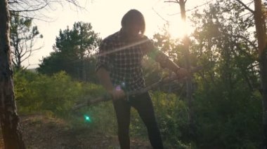 uzun yürüyüşe çıkan kimse adam ormandaki yakacak odun toplama