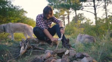 uzun yürüyüşe çıkan kimse erkek ormanda kamp yapma