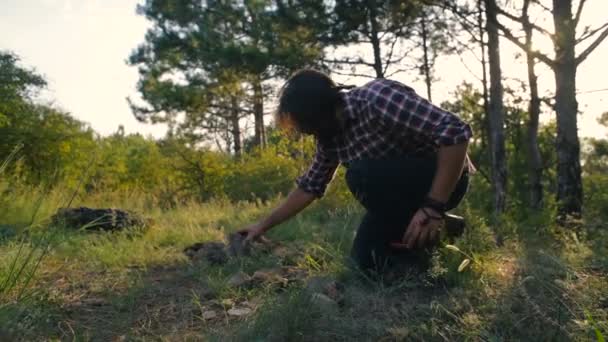 Hiker Mannen Byggnad Förlägger För Lägereld Skogen — Stockvideo