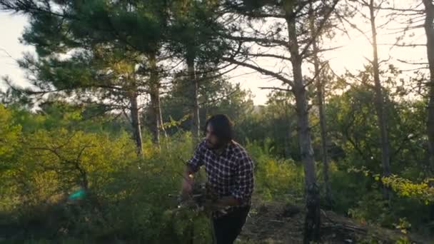 Caminhante Homem Coletando Lenha Floresta — Vídeo de Stock