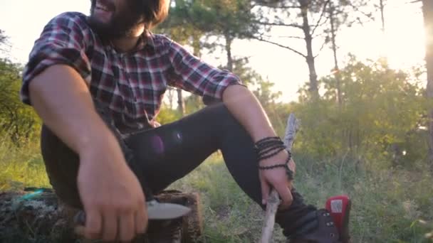 キャンプファイヤーを行う木材のハイカーの男性 — ストック動画