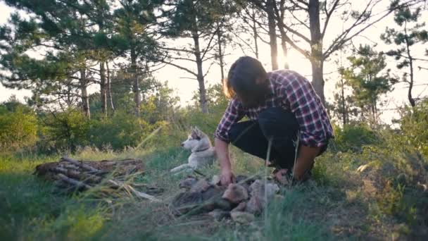 Πεζοπόρος Αρσενικό Στο Ξύλο Κάνοντας Campfire — Αρχείο Βίντεο