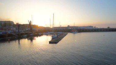 Deniz kenarındaki güzel günbatımı sırasında Dun Laoghaire, Dublin, İrlanda.