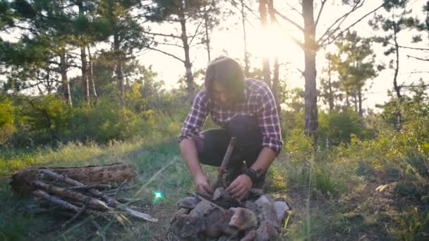 Wandelaar Man Het Bos Maken Kampvuur — Stockvideo