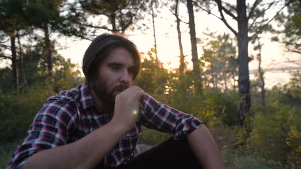 Hipster Hombre Fumar Cigarrillo Sentado Bosque Durante Puesta Del Sol — Vídeos de Stock