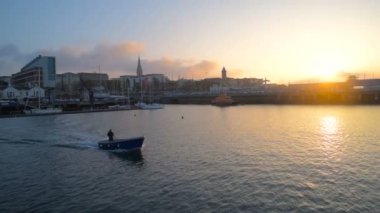 Deniz kenarındaki güzel günbatımı sırasında Dun Laoghaire, Dublin, İrlanda.