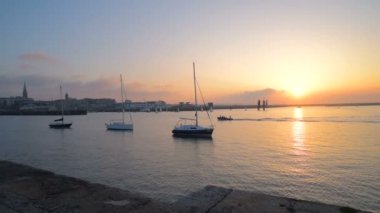 Deniz kenarındaki güzel günbatımı sırasında Dun Laoghaire, Dublin, İrlanda.