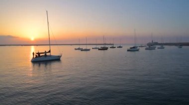 Deniz kenarındaki güzel günbatımı sırasında Dun Laoghaire, Dublin, İrlanda.