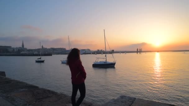 Jovem Feliz Fêmea Divertindo Praia Durante Pôr Sol Nascer Sol — Vídeo de Stock