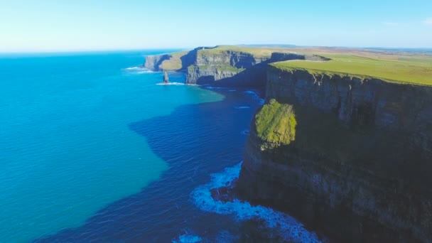 Letecký Pohled Vlak Pohybující Krásné Horské Krajině Bray Irsko — Stock video