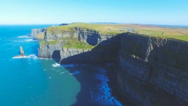 電車移動でブレイ アイルランドの美しい山の風景の空撮 — ストック動画