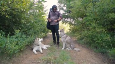 adam gitar ormandaki iki siberian dış yapraklar köpeklerle ile