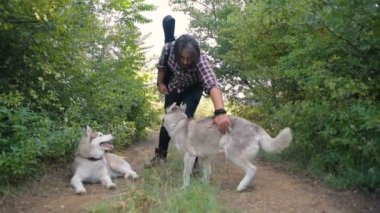 adam gitar ormandaki iki siberian dış yapraklar köpeklerle ile