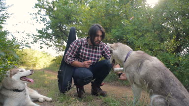 adam gitar ormandaki iki siberian dış yapraklar köpeklerle ile