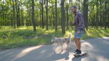 skate park Sibirya husky köpek ile adam. Köpek ile buz pateni