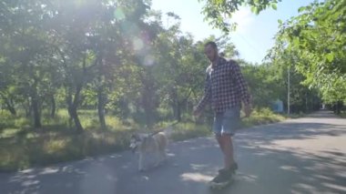 skate park Sibirya husky köpek ile adam. Köpek ile buz pateni