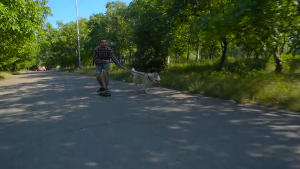 Uomo Skate Con Cane Husky Siberiano Nel Parco Pattinaggio Con — Video Stock