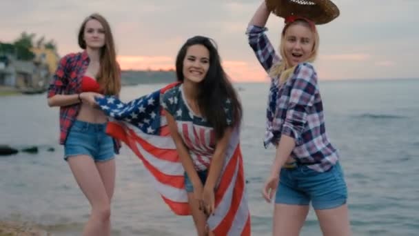 Trzy Dziewczyny Zabawy Przyjaciele Okazji Lipca — Wideo stockowe