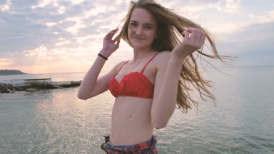 sahil üzerinde güneşin tadını genç güzel kadın