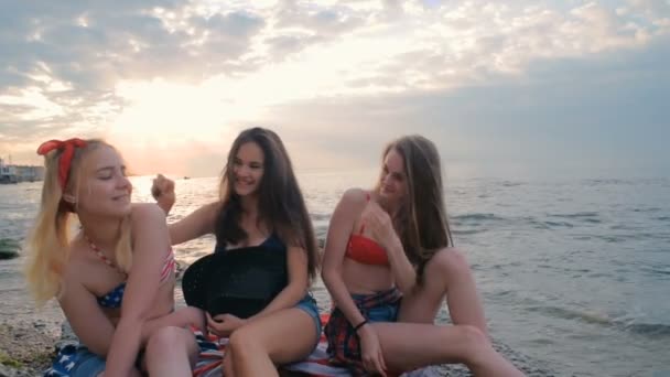 三女孩玩得开心 朋友庆祝7月4日 — 图库视频影像