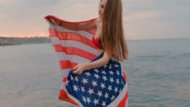 Jovem Bela Fêmea Praia Durante Nascer Sol Com Bandeira Dos — Vídeo de Stock