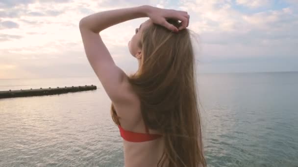 Νεαρή Όμορφη Γυναίκα Απολαμβάνοντας Τον Ήλιο Στην Παραλία — Αρχείο Βίντεο