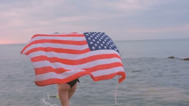 Młodych Pięknych Kobiet Plaży Podczas Sunrise Flagą Usa Koncepcja Lipca — Wideo stockowe