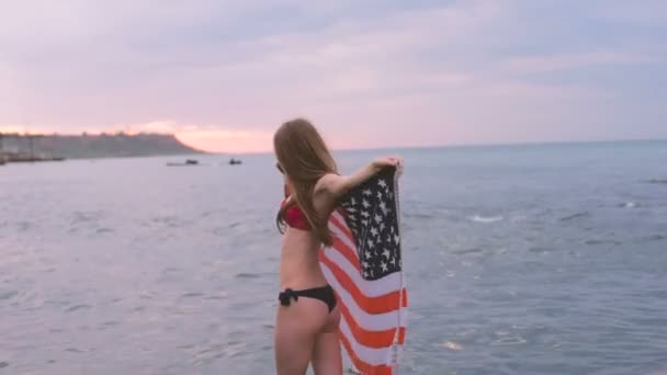 Ung Vacker Kvinna Stranden Soluppgång Med Usa Flaggan Juli Konceptet — Stockvideo