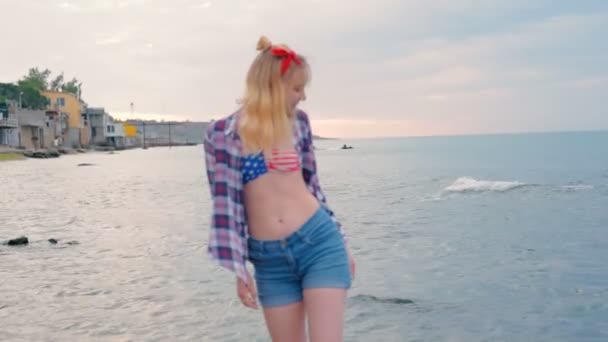Jovem Bela Fêmea Praia Durante Nascer Sol Com Bandeira Dos — Vídeo de Stock
