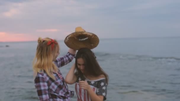 Två Flickor Stranden Kul Med Usa Flaggan Vänner Firar Juli — Stockvideo