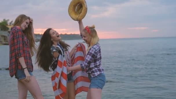 Tres Chicas Divirtiéndose Amigos Celebrando Julio — Vídeos de Stock