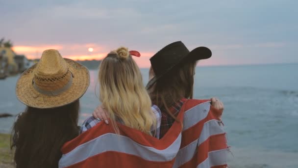 Tres Chicas Divirtiéndose Amigos Celebrando Julio — Vídeo de stock