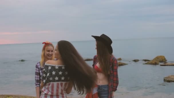 Trois Filles Qui Amusent Amis Célébrant Juillet — Video