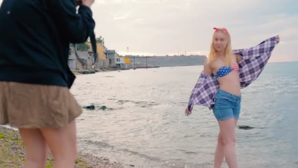 Jovem Bela Fêmea Praia Durante Nascer Sol Com Bandeira Dos — Vídeo de Stock