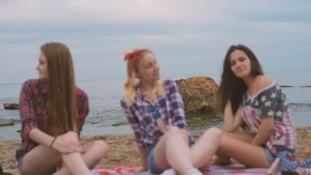 Três Raparigas Divertirem Amigos Comemorando Julho — Vídeo de Stock