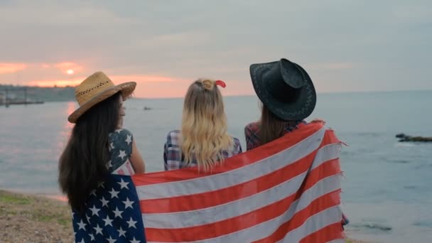 Τρία Κορίτσια Έχουν Διασκέδαση Φίλοι Που Γιορτάζουν Την Ιουλίου — Αρχείο Βίντεο